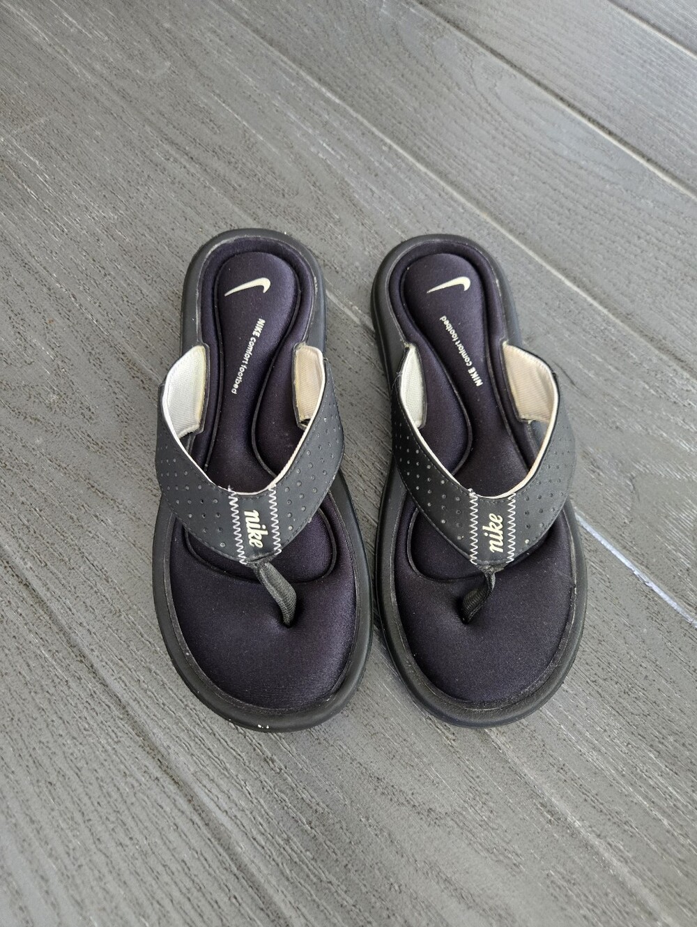 Nike Comfort Footbed Sandals Women's 7 Black White Thong Flip Flop Beach Pool - Picture 2 of 4